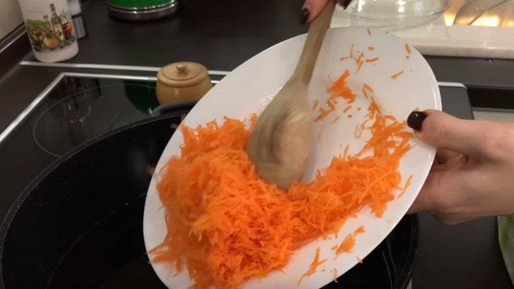 Į sultinį įpilkite tarkuotų morkų.