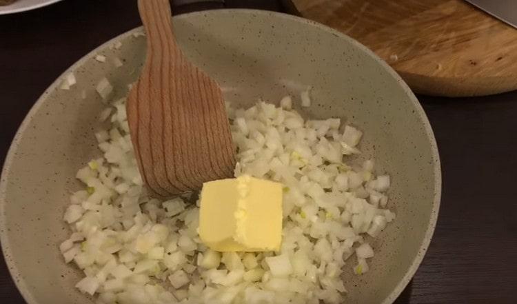 βάζετε το κρεμμύδι σε προθερμασμένο τηγάνι, πάντα με ένα κομμάτι βούτυρο.