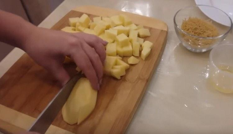 Нарежете картофите.