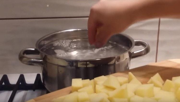 Mettiamo una pentola d'acqua sul fuoco e quando bolle, mettiamo lì le patate.