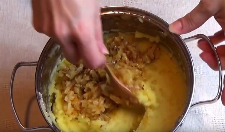 Aggiungi le cipolle alle patate e mescola accuratamente.