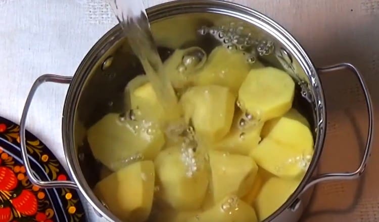 Nalijte brambory vodou a vařte do měkka.
