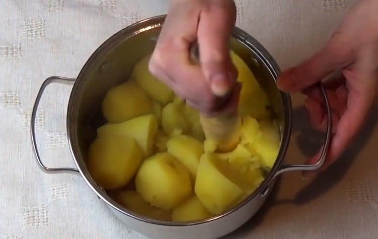 Die fertigen Kartoffeln in Kartoffelpüree kneten.