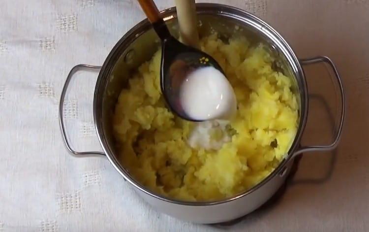 Do brambor přidejte horké mléko.