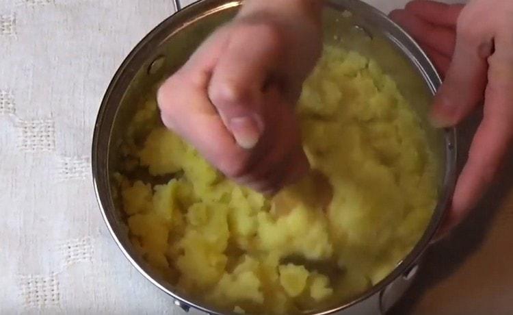 Разбъркайте добре картофеното пюре, като постигнете хомогенна консистенция.