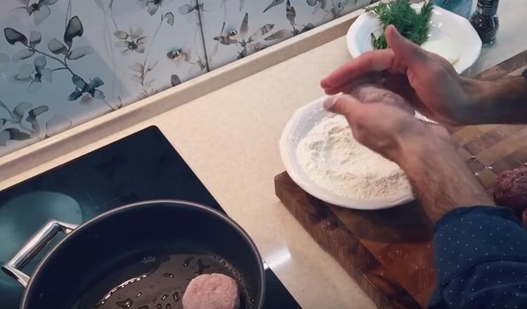 Хлебни котлети в брашно и се разстилат на горещ тиган с растително масло.