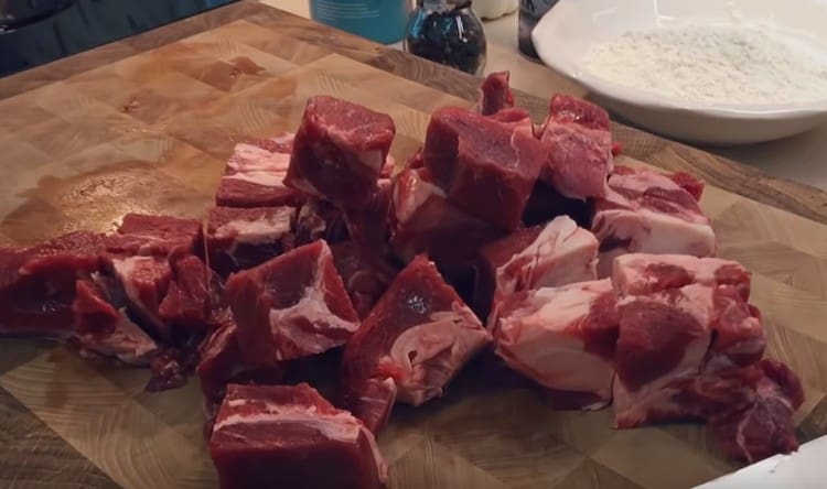 Нарежете големи парчета замразено говеждо месо.