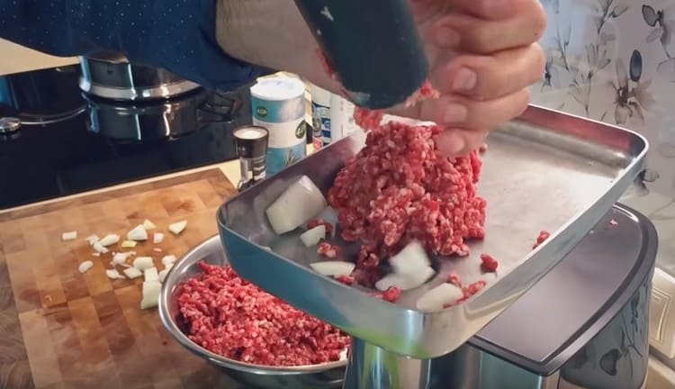 يتم تمرير اللحم المفروم مع البصل مرة أخرى عبر مطحنة اللحم.
