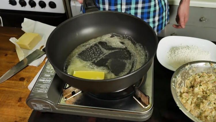 Wir erhitzen die Pfanne mit einem Stück Butter.