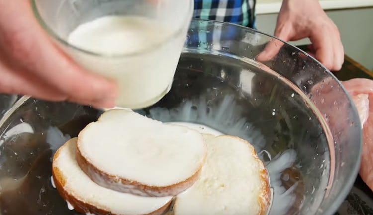 Áztassa a kenyér szelet tejjel.