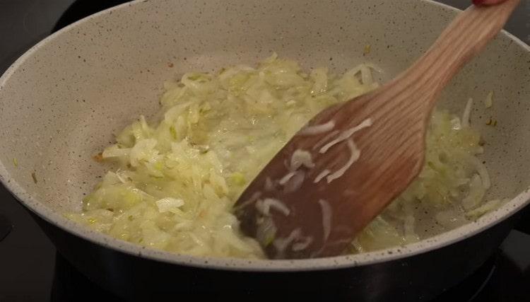 In un'altra padella, friggi le cipolle.