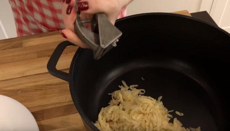 Spremi l'aglio sulle patate.