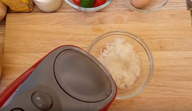 Nalijte vařící vodu cibule.