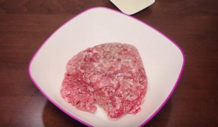 نأخذ اللحوم المفرومة الجاهزة أو نلف أي لحم من خلال مفرمة اللحم.