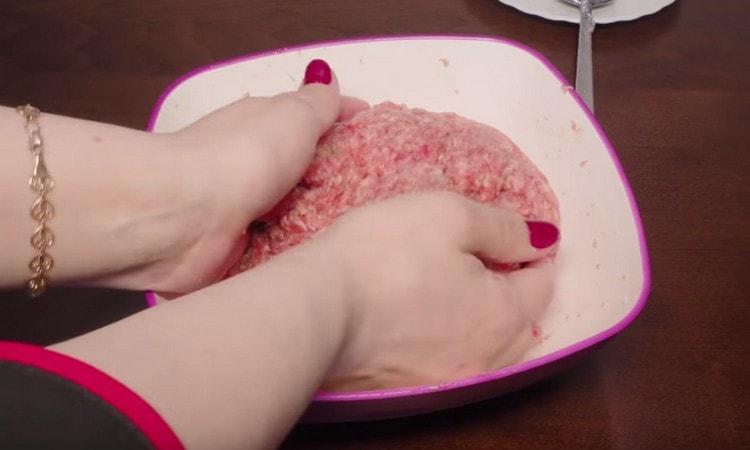 Отбиваме месото, така че да стане по-гъсто.