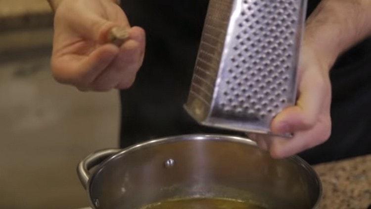 Pro chuť můžete do polévky nastrouhat muškátový oříšek.