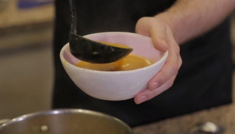 Ρίξτε τη σούπα σε μερίδες και σερβίρετε.