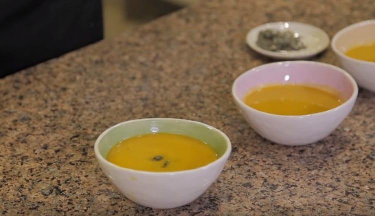 عند التقديم ، يمكن تزيين حساء القرع بالكريمونات أو البذور.
