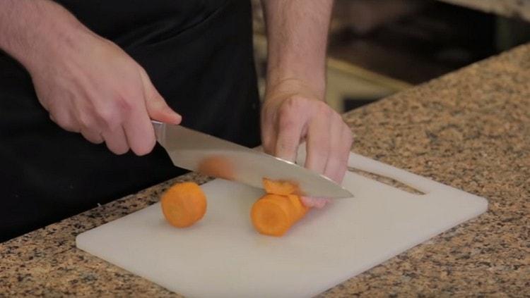 Puliamo le carote e le tagliamo in diversi pezzi grandi.