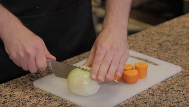 Puliamo la cipolla e facciamo dei tagli, senza tagliarla fino in fondo.
