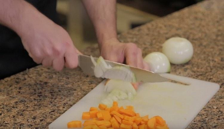 Macina le cipolle, taglia le carote a pezzetti.