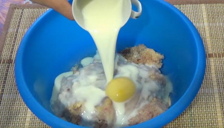 Добавете сол, черен пипер, яйце и мляко към каймата.