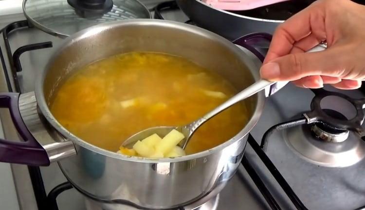 Főzzük a levest, amíg a burgonya készen áll.