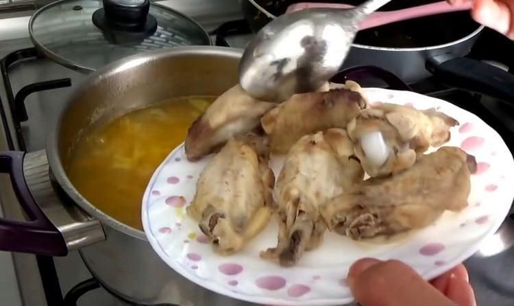 Връщаме пилешките крилца в супата си.