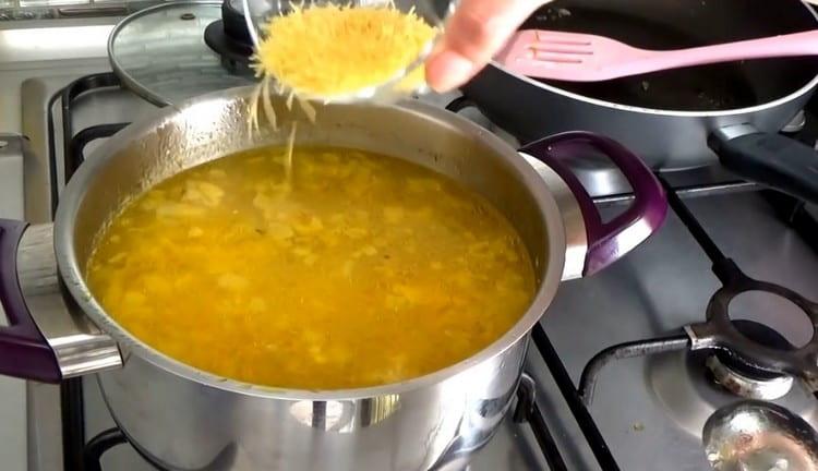 Στο τέλος, προσθέστε μικρά noodles στη σούπα.