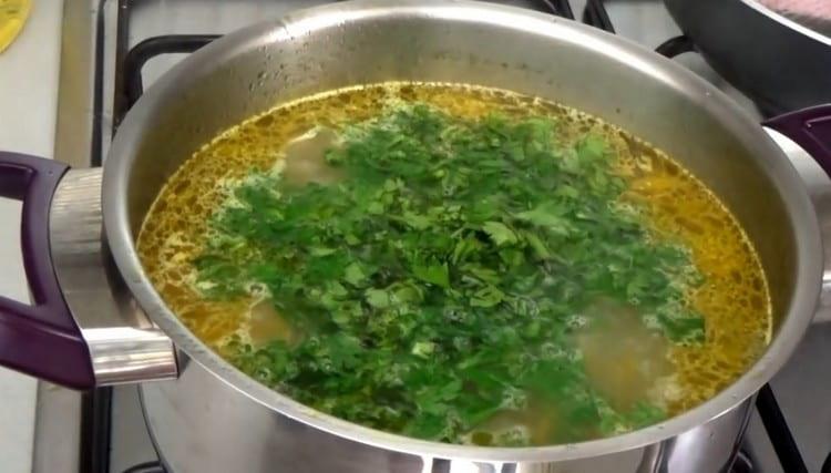 Нарязваме ситно зелените и ги изпращаме в супата.