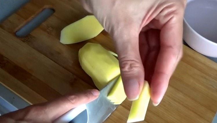 نقطع البطاطس إلى مكعبات صغيرة.