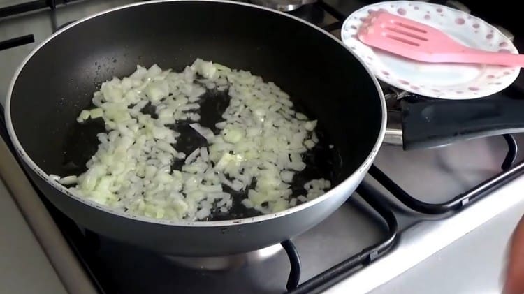 Πρώτα, τηγανίζετε τα κρεμμύδια σε μια κατσαρόλα.