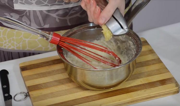 Szorítson egy gerezd fokhagyma a tésztába.