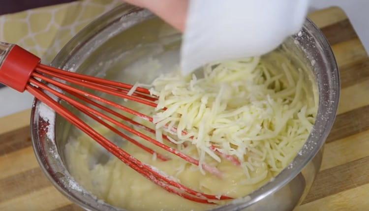 Στο τέλος, προσθέτουμε τριμμένο τυρί στη ζύμη και ανακατεύουμε.