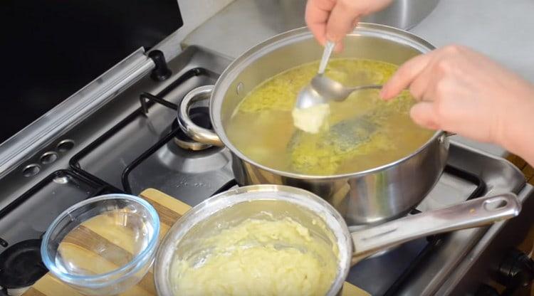Συλλέγουμε τη ζύμη με ένα κουτάλι, φτιάχνουμε ζυμαρικά και τα βάζουμε στη σούπα.