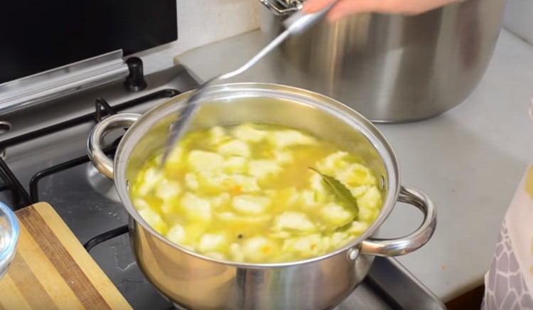 Kochen Sie die Suppe für weitere 10 Minuten.