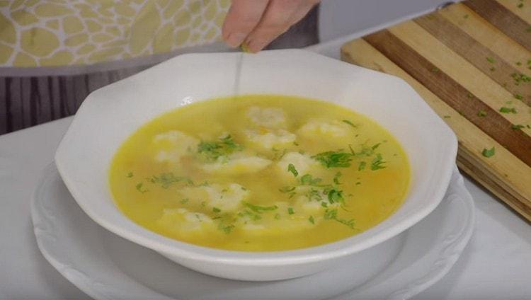 Ароматната пилешка супа с кнедли може да бъде поръсена с билки при сервиране.