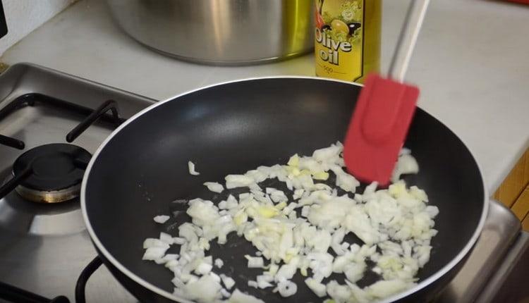 Friggere la cipolla in una padella.