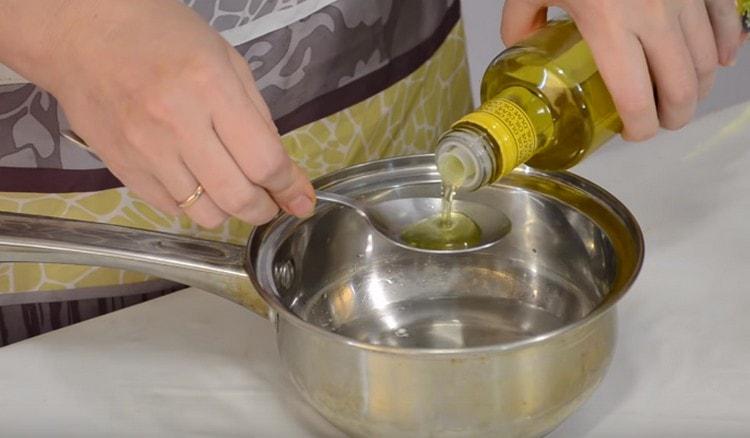 Versa dell'acqua in una casseruola, aggiungi olio vegetale, sale e porta ad ebollizione.
