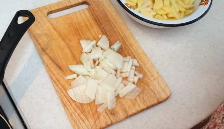 leikkaa perunat nauhoiksi ja sipuli hienoksi.