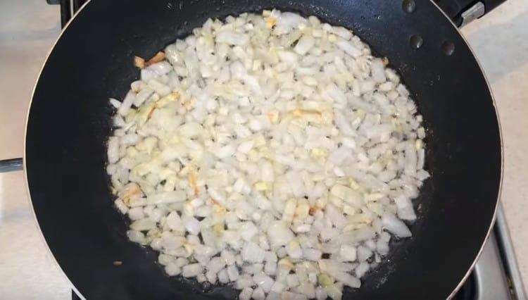 In una padella con olio vegetale, friggere le cipolle.