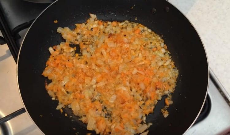 Τρίψτε τα κρεμμύδια και τα καρότα για ένα λεπτό.