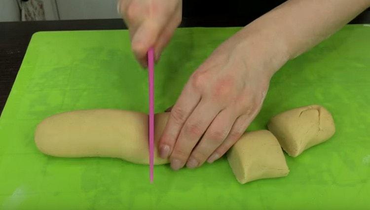 Stendere una salsiccia da ogni pezzo di pasta e dividerlo in 5 pezzi identici.