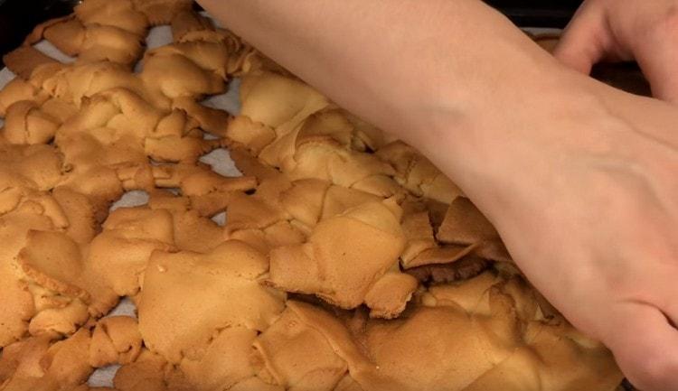 Парчета тесто се слагат върху лист за печене и се сушат във фурната.