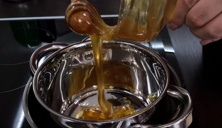 Τοποθετήστε μια κατσαρόλα σε ένα λουτρό νερού και ρίξτε το μέλι σε αυτό.