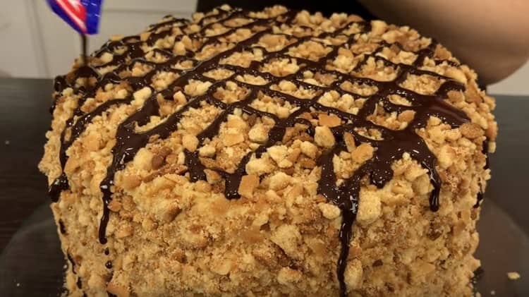 يمكنك تزيين كعكة عسل في مقلاة مع شبكة من الشوكولاتة المذابة