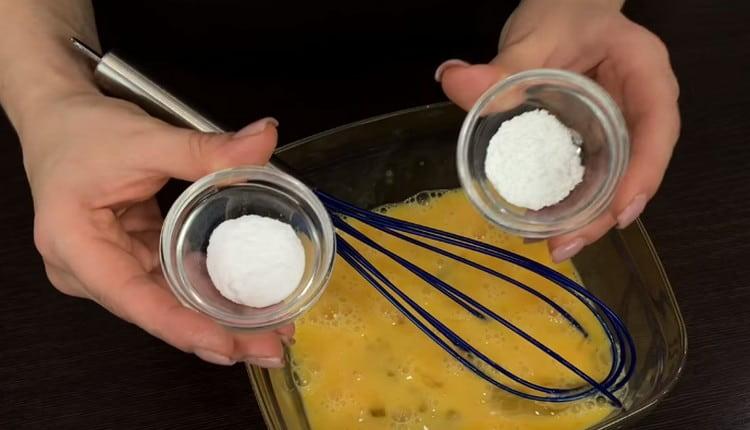 Разбиваме яйцата в купа, добавяме към тях сол и сода.