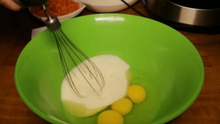 Ρίξτε τη ζάχαρη στα αυγά.