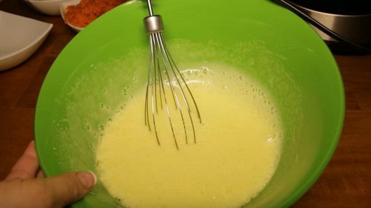 Vatkaa munat sokerilla kunnes fluffy.