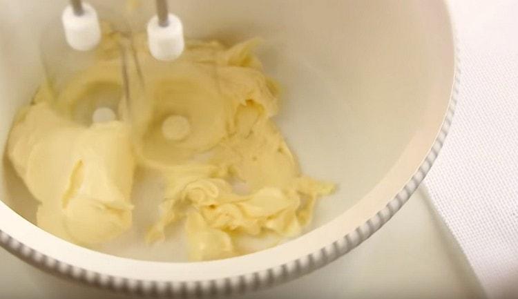 Die weiche Butter mit einem Mixer schlagen.